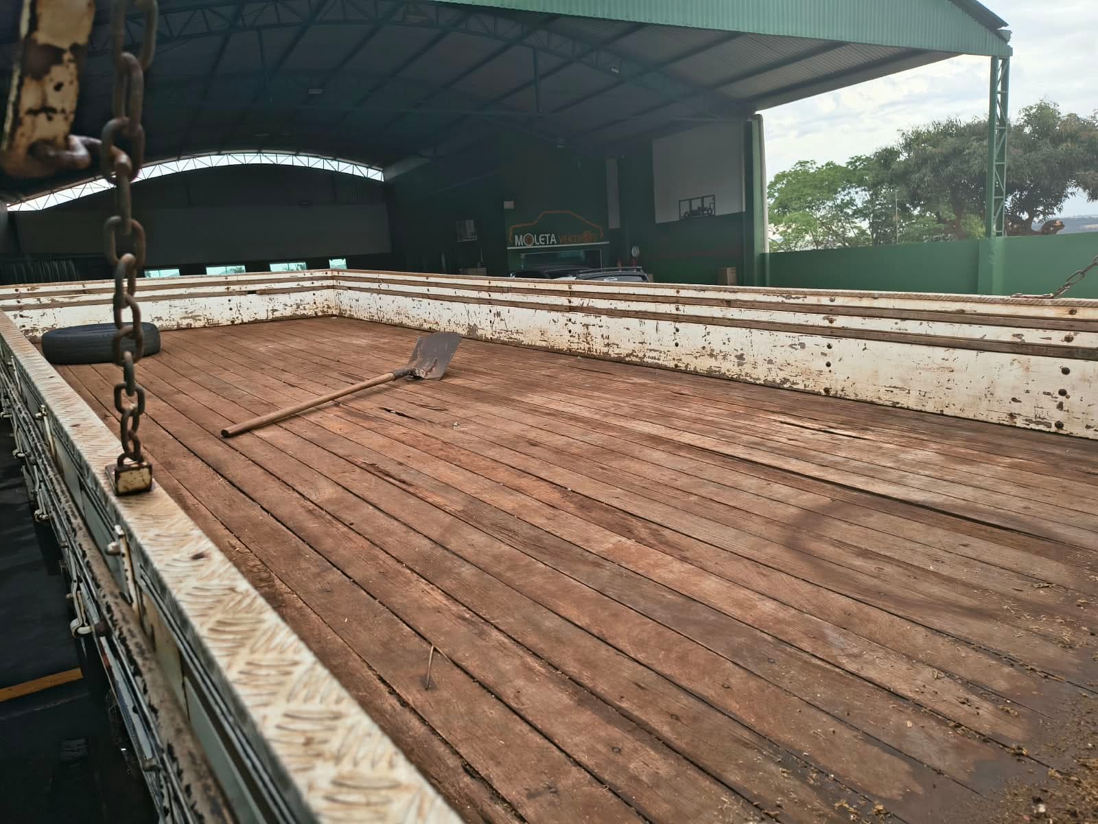 Caminhão Carroceria Branco 3